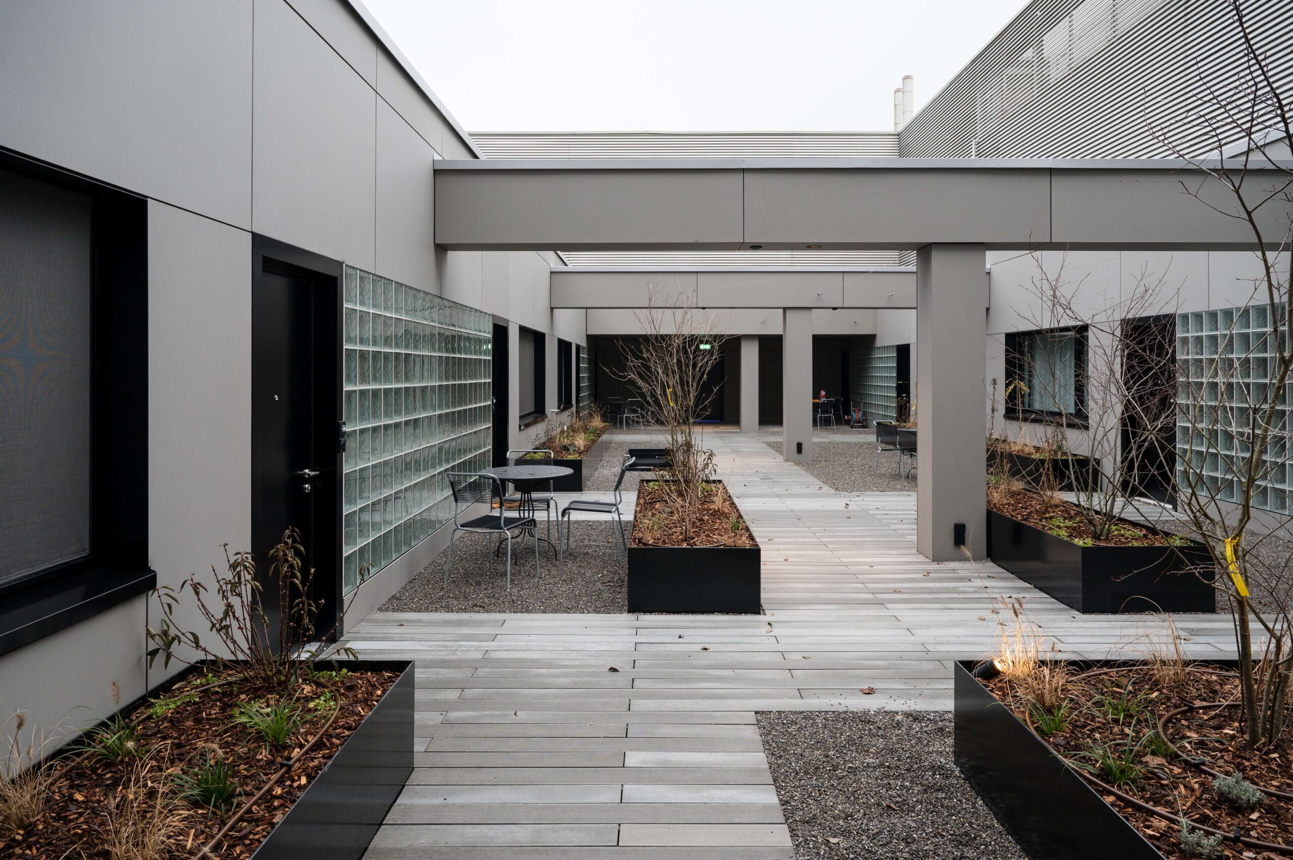 Innenhof des EKZ Lilie in 8952 Schlieren mit vorgehängter hinterlüfteter Fassade aus Equitone Fassadenplatten (2025), ausgeführt von Fassaden Outfit AG