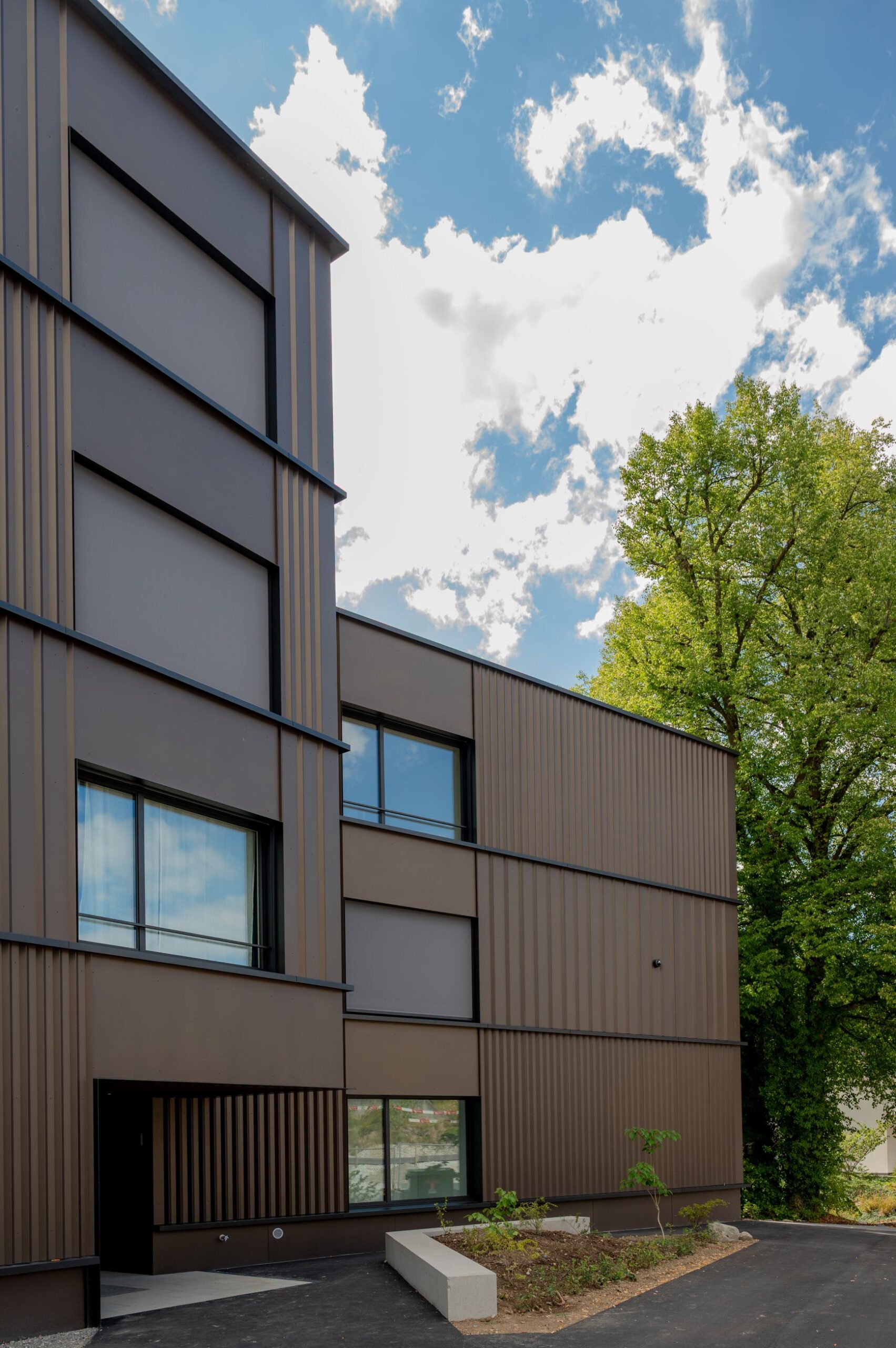 Fassadenprojekt Wohnüberbauung Panoramaweg in Baar mit moderner Metallfassade und hochwertiger Gebäudehülle.