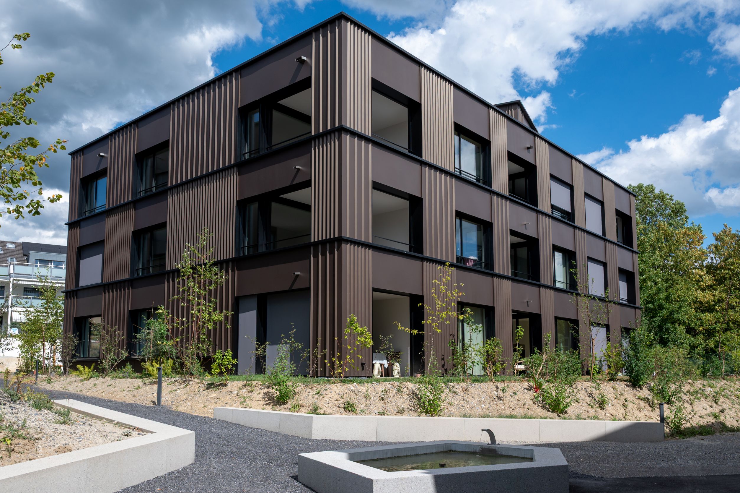 Neubau Wohnüberbauung Panoramaweg in Baar mit modernem Fassadensystem und grosszügigen Balkonen.
