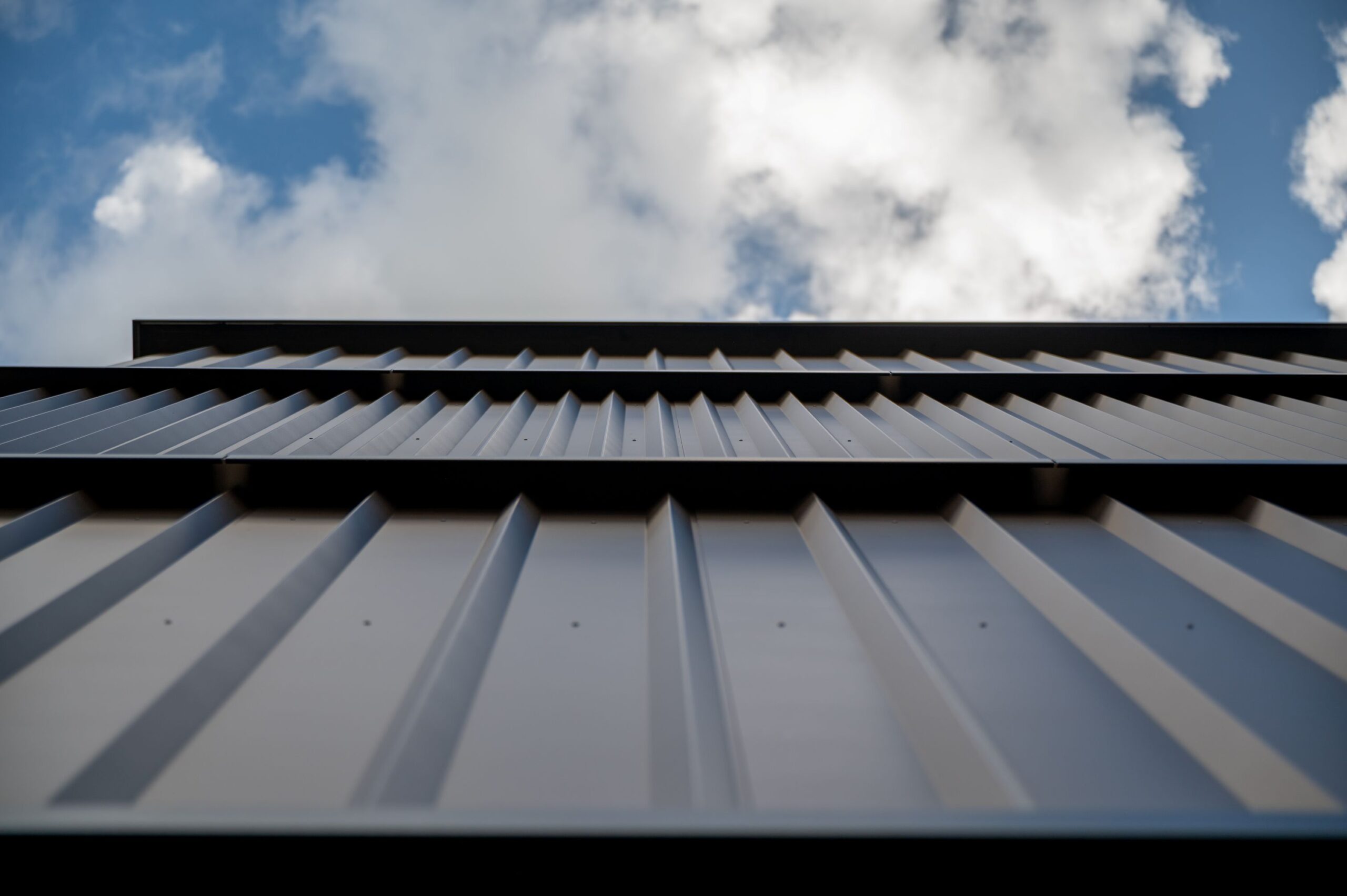 Architekturdetail einer vorgehängten hinterlüfteten Fassade an der Wohnüberbauung Panoramaweg in Baar.