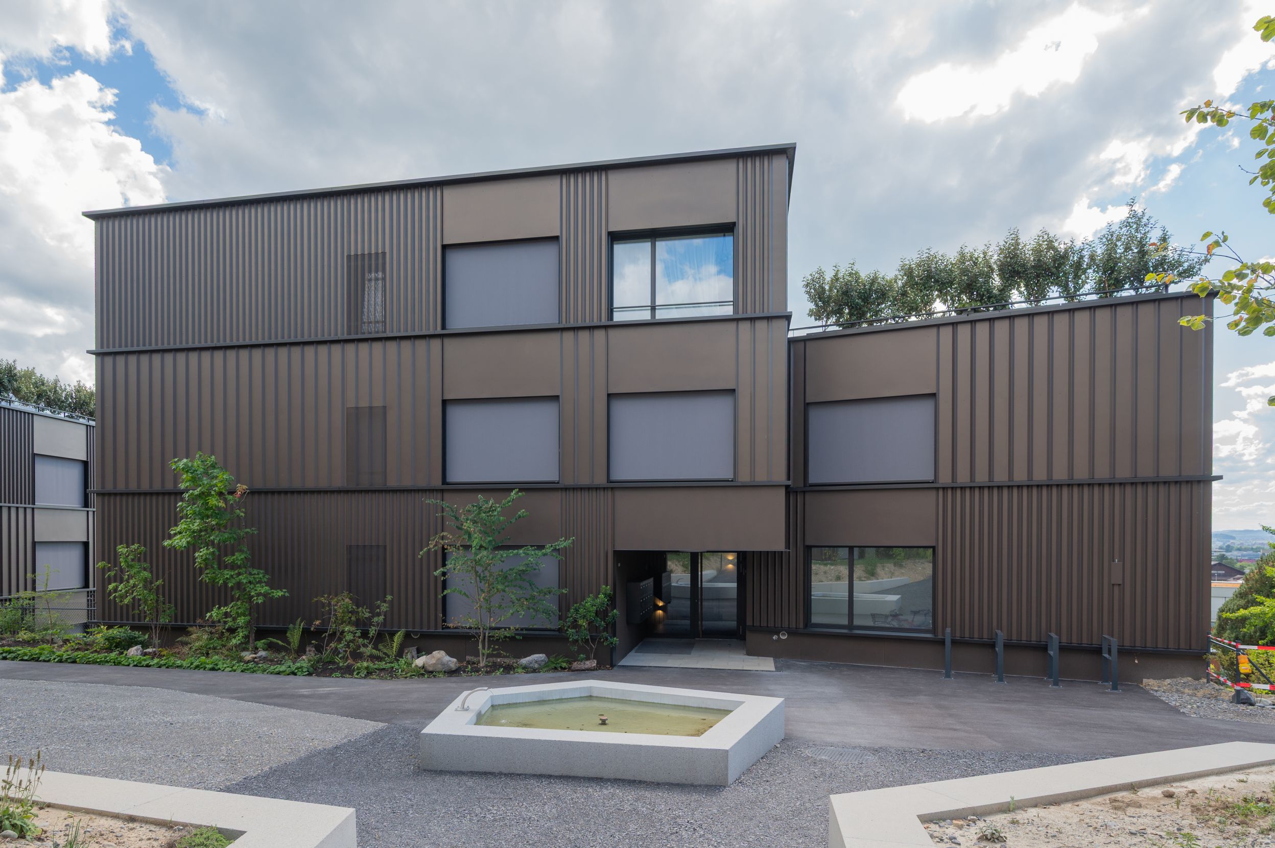 Wohnüberbauung Panoramaweg in Baar mit moderner vorgehängter hinterlüfteter Metallfassade, realisiert durch Fassaden Outfit AG.