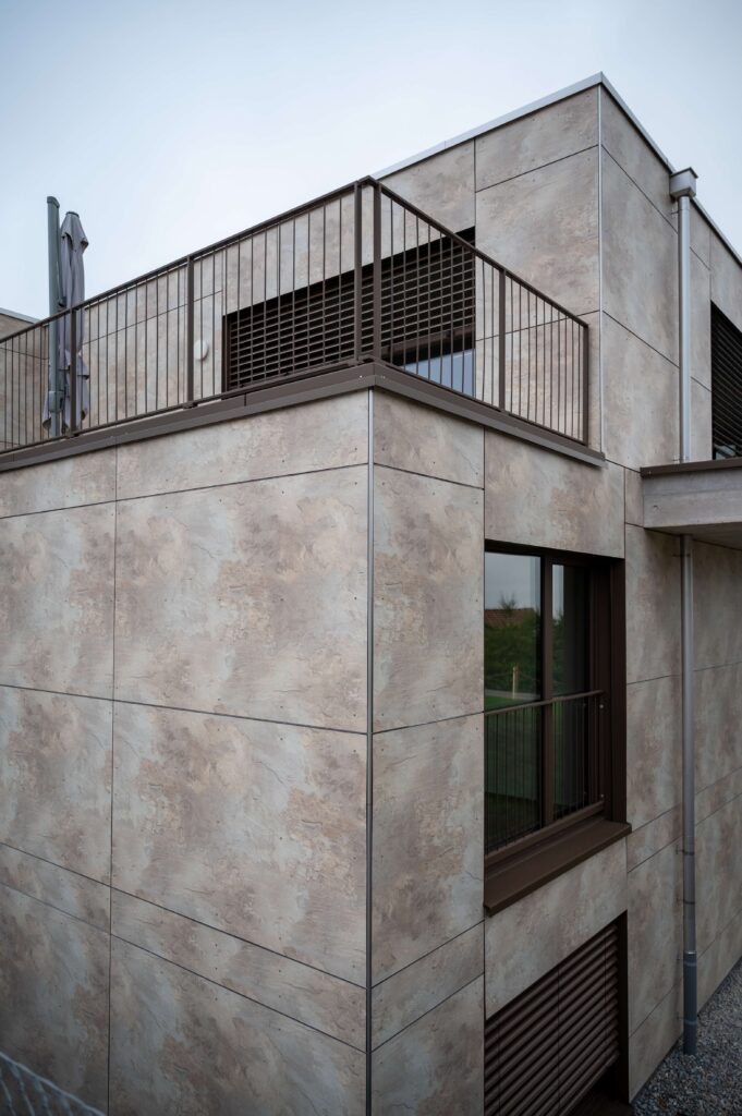 Eckansicht der vorgehängten hinterlüfteten Fassade aus Equitone Fassadenplatten beim EKZ Lilie in 8952 Schlieren (2025), ausgeführt von Fassaden Outfit AG