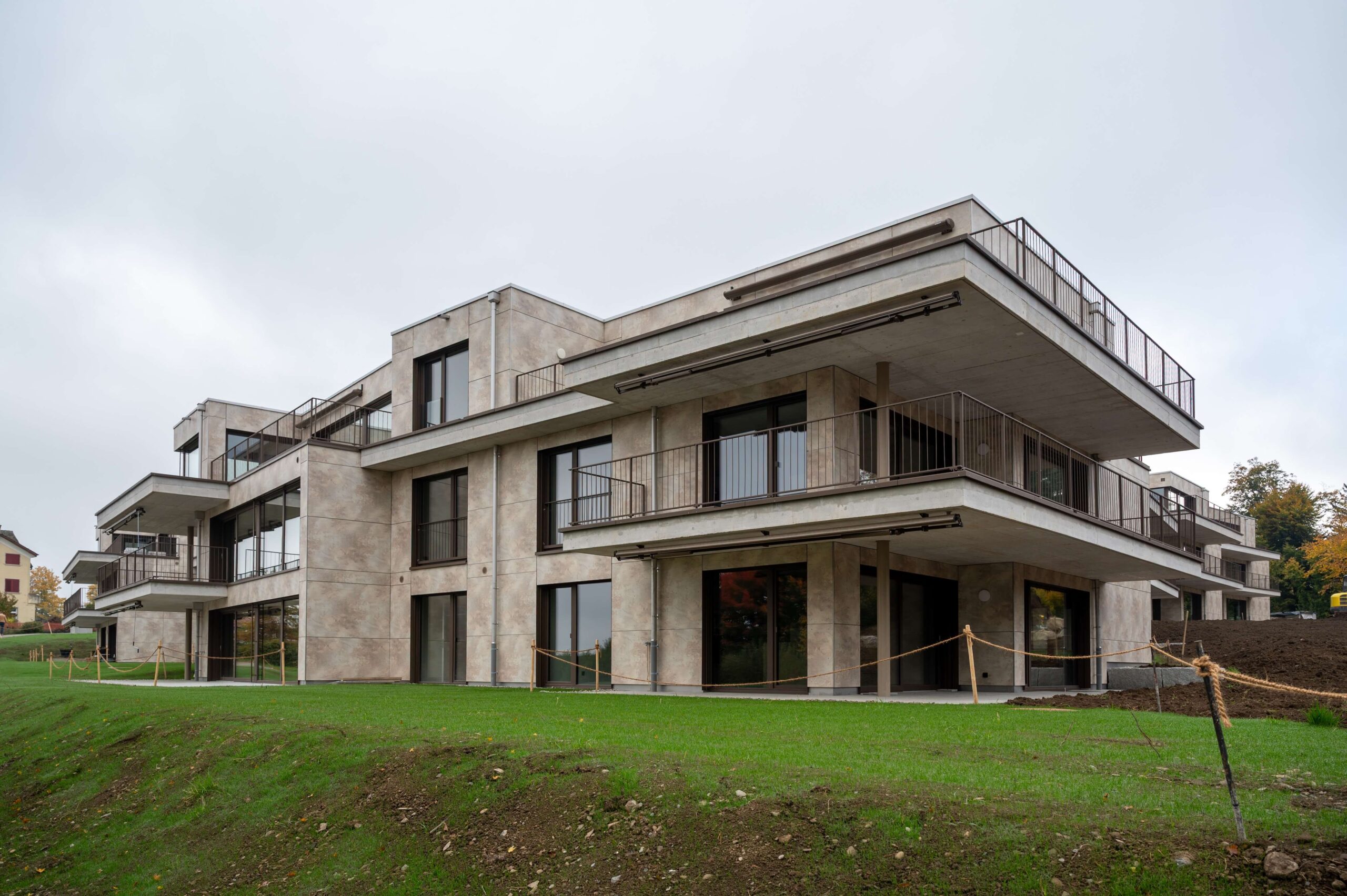 Wohnüberbauung Ürenberg in 8914 Aeugst am Albis (Baujahr 2025) mit vorgehängter hinterlüfteter Fassade aus Fundermax Fassadenplatten – ausgeführt von Fassaden Outfit AG